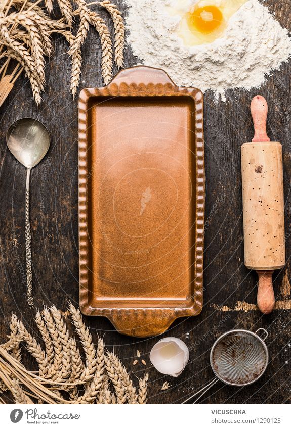 Backen Geräte mit Mehl und Eier auf rustikalem Holztisch Lebensmittel Teigwaren Backwaren Ernährung Geschirr Löffel Design Tisch Küche Sieb Kochlöffel Stil