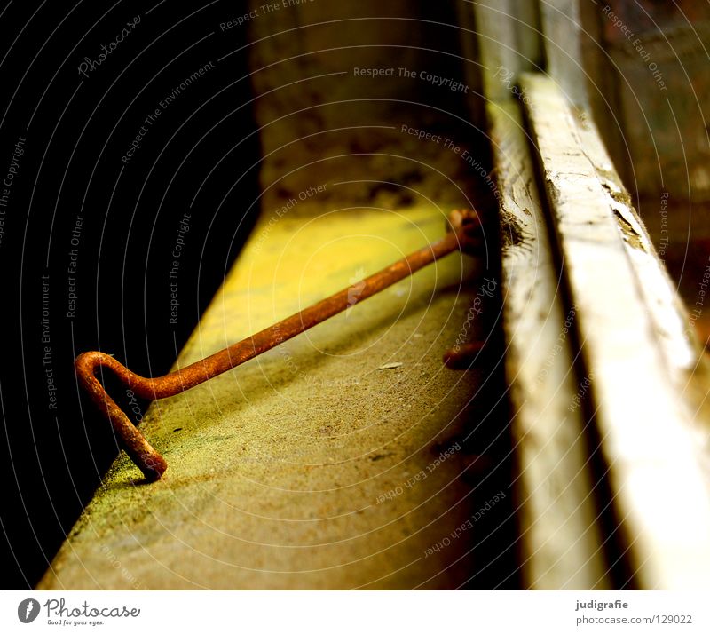 Am Fenster Haken Befestigung verfallen Fensterrahmen Putz Fensterbrett nutzlos Demontage Sanieren Bauwerk Vergänglichkeit Detailaufnahme Farbe Rost alt