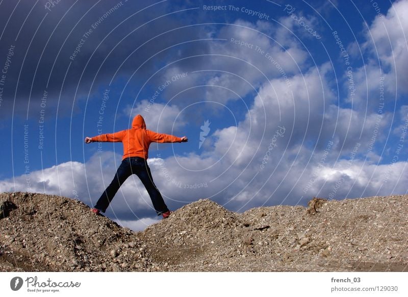 den Mensch Kapuze Pullover Jacke weiß See Denken Zwerg gesichtslos maskulin unerkannt Kapuzenpullover Hand zyan Wolken schlechtes Wetter Froschperspektive