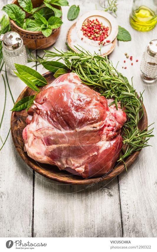 Lammkeule fürs Braten zubereiten Lebensmittel Fleisch Kräuter & Gewürze Öl Ernährung Mittagessen Abendessen Festessen Bioprodukte Diät Teller