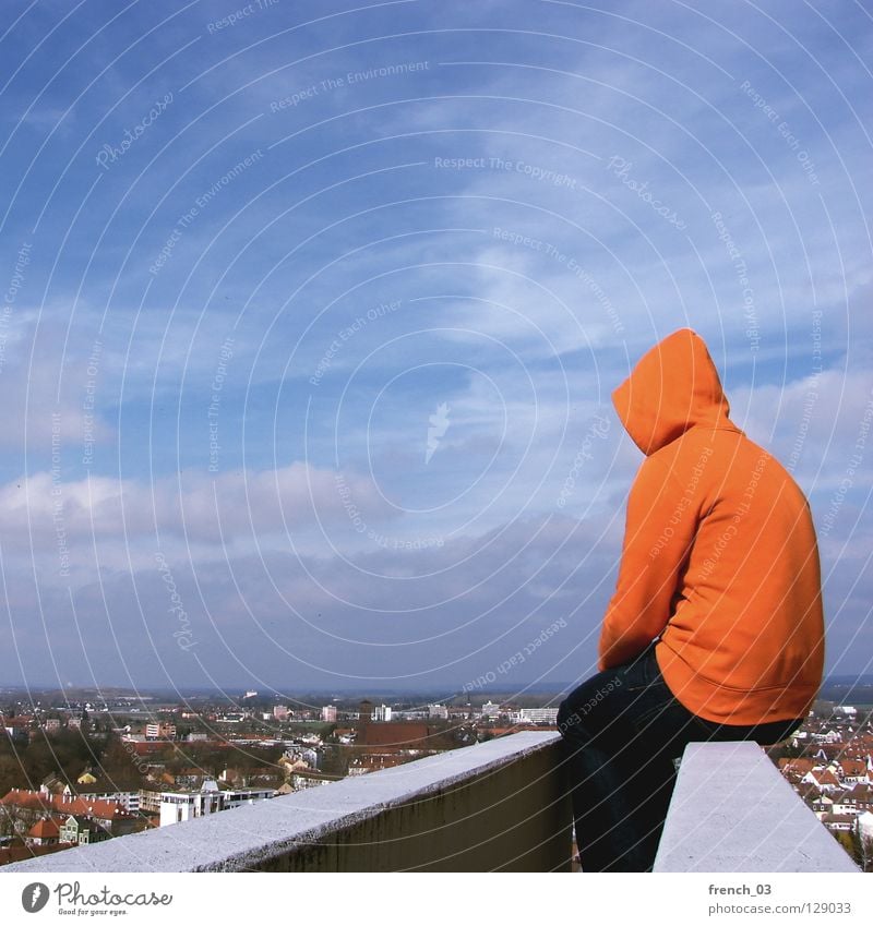 ist Mensch Kapuze Pullover Jacke weiß See Denken Zwerg gesichtslos maskulin unerkannt Kapuzenpullover Hand zyan Wolken schlechtes Wetter Froschperspektive