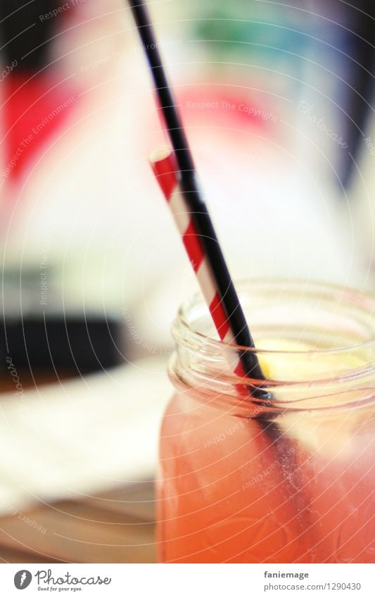 Eistee Lifestyle Wellness Wohlgefühl Zufriedenheit Erholung trinken Halm rot schwarz frisch orange Zitrone Erfrischung Glas Erfrischungsgetränk sommerlich