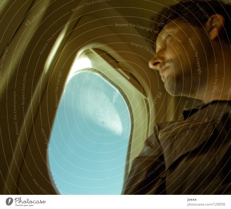 Nix wie weg! gehen Aussicht Bullauge Beginn Erholung Fenster Fernweh Flugzeug Flugangst Flugsicherheit Glasscheibe Hemd himmelblau Luke Mann Abdeckung Blick