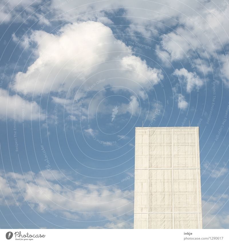 verpackt Arbeit & Erwerbstätigkeit Baustelle Himmel Wolken Menschenleer Haus Hochhaus Gebäude Verpackung Abdeckung hoch oben blau weiß Stadt groß Wetterschutz