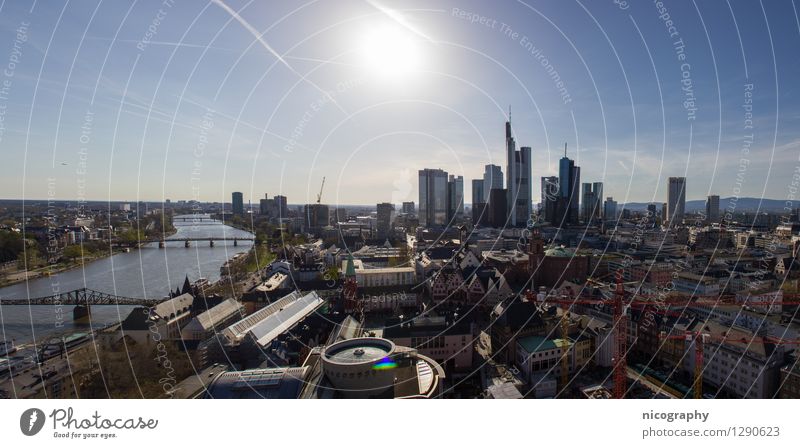 Skyline von Frankfurt am Main Architektur Wasser Sonne Fluss Stadt Stadtzentrum Altstadt bevölkert Hochhaus Bankgebäude Bauwerk Gebäude Commerzbank Brücke