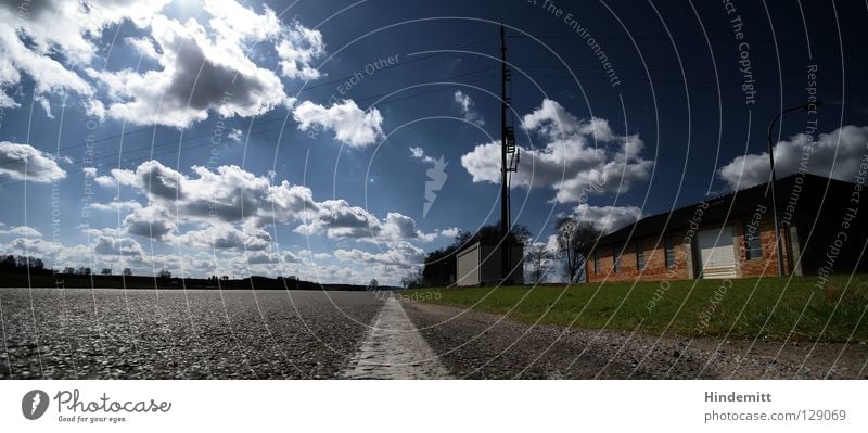 Der Weg ist so lang. Wolken Baum Haus rot weiß grün Dach Physik strahlend Weitwinkel Wiese Feld Elektrizität Strommast verloren Ferne Trauer Erschöpfung