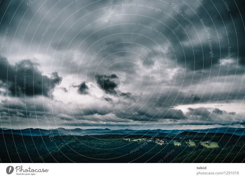 Bedrohlich Natur Landschaft Urelemente Himmel Wolken schlechtes Wetter Unwetter Wind Sturm Feld Wald Hügel Dorf bedrohlich dunkel Ferne Waldlichtung Horizont