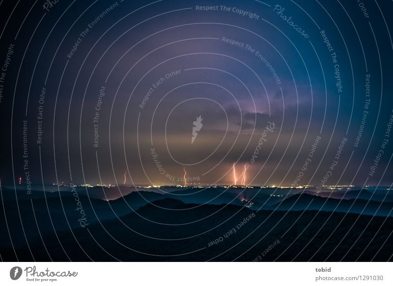 Gewitter am Horizont Natur Landschaft Urelemente Himmel Wolken Gewitterwolken Nachthimmel schlechtes Wetter Unwetter Blitze Wald Hügel Berge u. Gebirge Gipfel