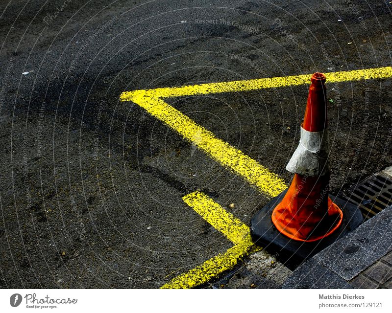 Straßenbau Renovieren Baustelle Verkehrswege Schilder & Markierungen Linie Farbe Warnfarbe Asphalt Gully Sanieren Parkverbot Halteverbot Verkehrsleitkegel