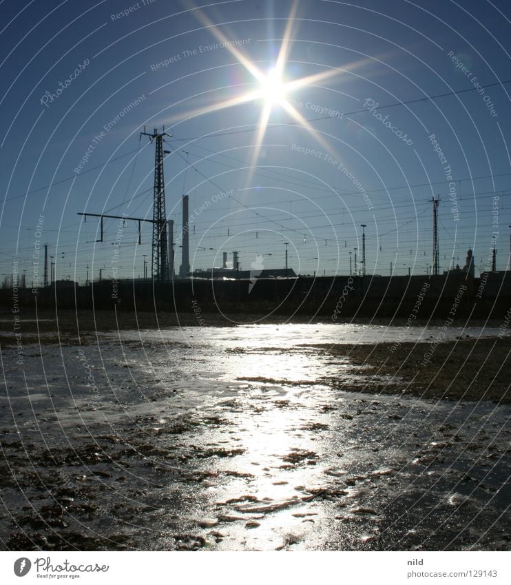 sonne über sendling (unvershopped) Gleise Stadt Gegenlicht kalt Eis Eisfläche gefroren Oberleitung Spiegel Licht Südbahnhof Sonnenstrahlen Winter frieren