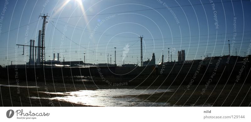 sonne über sendling (schwer vershopped) Gleise Stadt Gegenlicht kalt Eis Eisfläche gefroren Oberleitung Spiegel Licht Südbahnhof Sonnenstrahlen Winter frieren