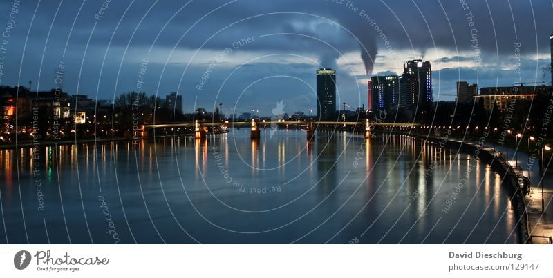 Nachts wenn der Fluss leuchtet... Stadt dunkel Gewässer Langzeitbelichtung Licht Rauch Haus Laterne Wasserdampf Hochhaus Wolken Frankfurt am Main kalt frieren