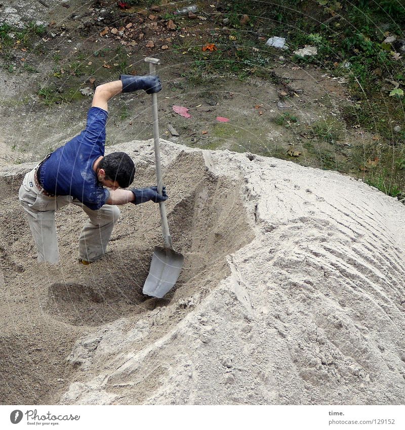 PowerKeuler Arbeit & Erwerbstätigkeit Baustelle Düne Schaufel Handwerk maskulin Mann Erwachsene 1 Mensch Sand Handschuhe bauen muskulös Kraft Konzentration