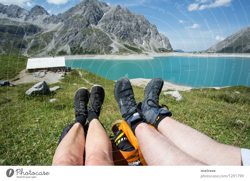 Idylle Ferien & Urlaub & Reisen Frau Erwachsene Mann Landschaft Wasser Himmel Wolken Sommer Bergwiese Berge u. Gebirge See Lünersee Gebirgssee Brandnertal