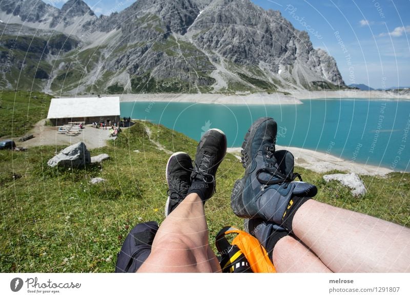 Idylle III Tourismus Frau Erwachsene Mann 30-45 Jahre Natur Landschaft Himmel Wolken Sommer Bergwiese Berge u. Gebirge See Brandnertal Bundesland Vorarlberg