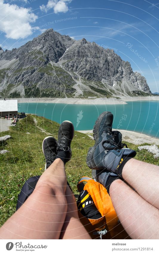 So schööööö Freizeit & Hobby Ausflug Sommer Berge u. Gebirge wandern Frau Erwachsene Mann Freundschaft Beine Fuß 2 Mensch 30-45 Jahre Natur Landschaft Wasser