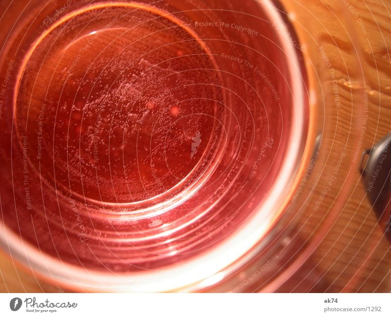 Rotes Wasser rot Alkohol Glas blasen