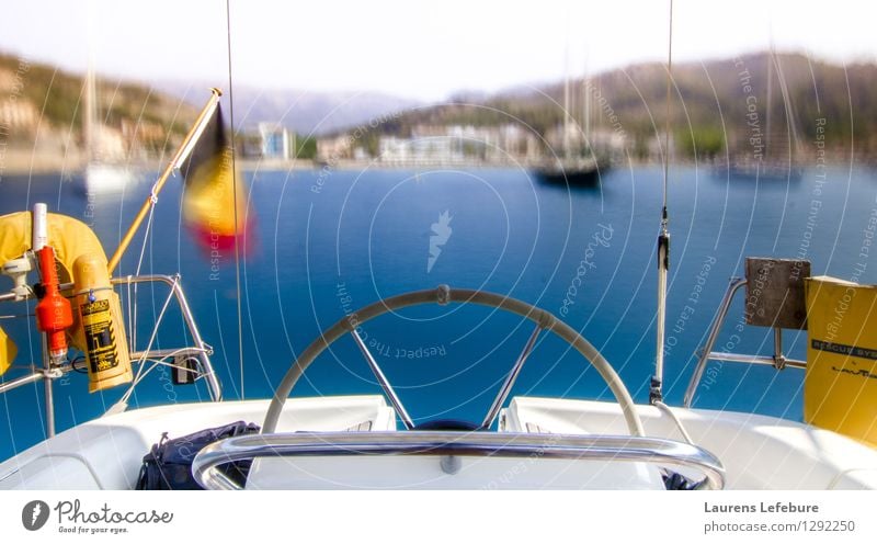 Segelbootcockpit mit undeutlicher Bucht im Hintergrund Segeln ästhetisch Bootsfahrt Ferien & Urlaub & Reisen Meer Jacht Sommerurlaub Segelschiff