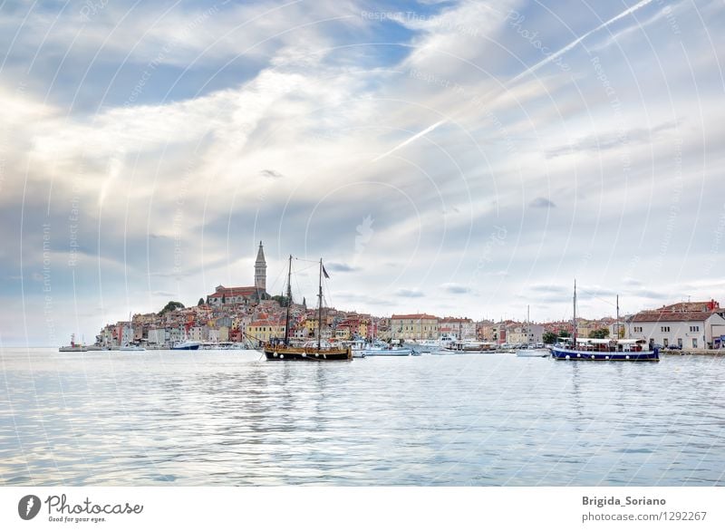 Rovinj oder Rovigno in Kroatien am späten Nachmittag Ferien & Urlaub & Reisen Tourismus Architektur Wolken Kleinstadt Stadt Hafen Schifffahrt alt schön blau