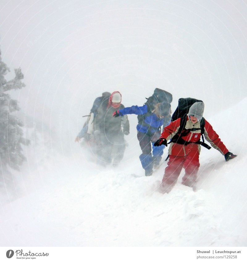 'adventure' is a romantic word for trouble Pfadfinder Schneesturm Schneefall Sturm alpin Bayern gefährlich Lawine frieren kalt Berghütte Pazifist Kompass