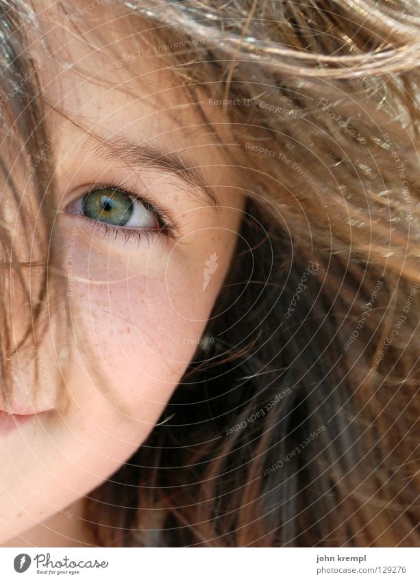 kuckuck Mädchen Kind Überraschung Hallo Fröhlichkeit Freundlichkeit grün Porträt Jugendliche Blick Auge lachen Freude gefangen Haare & Frisuren Wind Gesicht