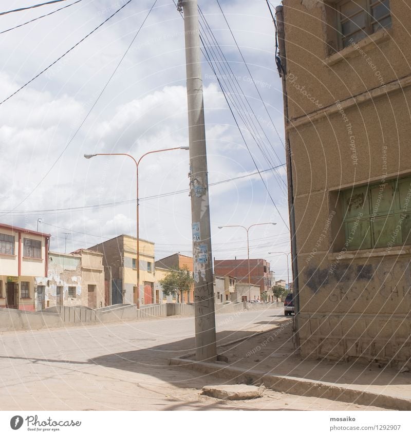 Oruro Bolivien Dorf Haus Bauwerk Architektur Mauer Wand Fassade Straße hell stagnierend Stimmung Symmetrie leer Ecke Linie Gebäude Mast Kabel Himmel Häuserzeile