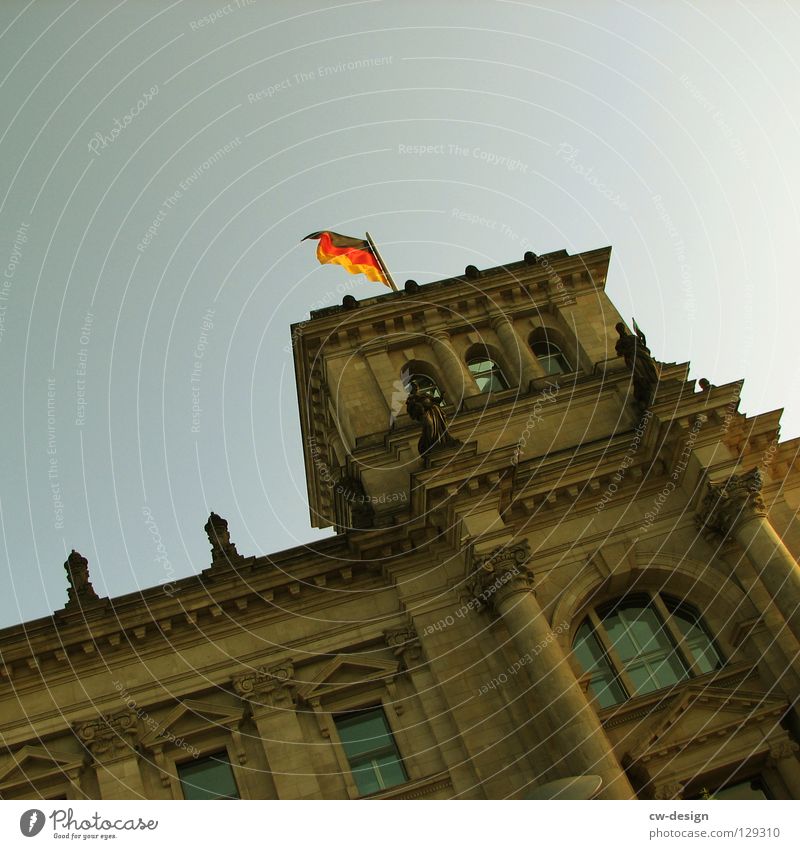 DU BIST DOITSCHLAND Haus Fahne schwarz rot gelb reich Deutschland mehrere Tag der Deutschen Einheit historisch Nacht Dämmerung dunkel grün Beton Sims Fenster