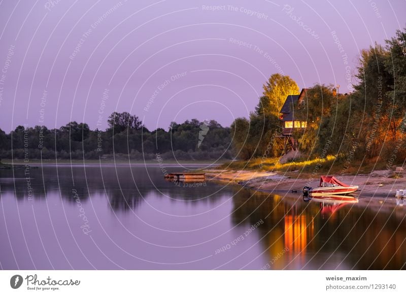 Nacht auf dem Fluss Pripyat Landschaft Urelemente Sand Wasser Nachthimmel Sommer Schönes Wetter Baum Gras Sträucher Küste Strand Dorf Fischerdorf Haus