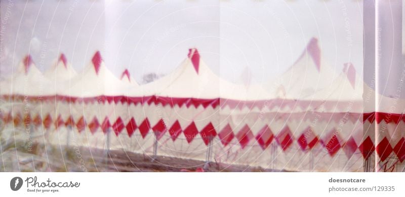 Meine Damen, Meine Herren..! Zirkus Zelt Lomografie Panorama (Aussicht) Attraktion Kunst Kultur Freude Mehrfachbelichtung 35mm Diana+ groß Panorama (Bildformat)