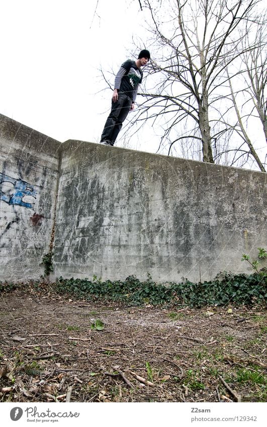 schräglage umfallen gefährlich Gummi stehen Beginn weiß Jeanshose Hydrant rot Anpassung Wand Gebäude Mauer Mütze Beton Gras Architektur Mensch schieflage