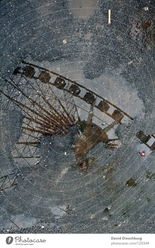 Wheel in the water Pfütze Regen nass feucht Riesenrad Jahrmarkt Schausteller Frankfurt am Main groß Macht Tradition Attraktion Romantik Wagen drehen Müll