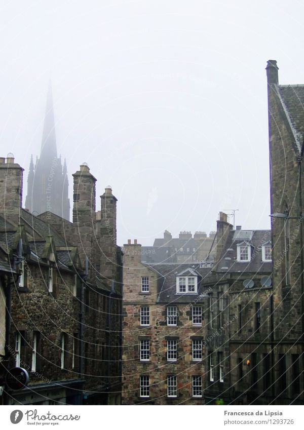 Candlemaker Row Städtereise Herbst schlechtes Wetter Nebel Edinburgh Schottland Stadt Menschenleer Kirche Architektur Mauer Wand Fassade Dach Schornstein Stein