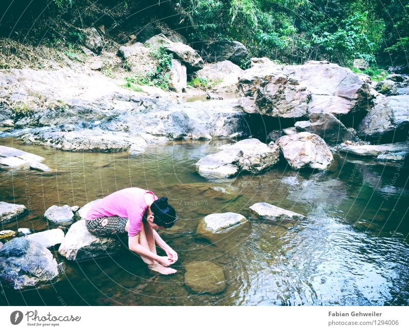 Girl at the River Wohlgefühl Erholung ruhig Ferien & Urlaub & Reisen Ausflug feminin Frau Erwachsene 1 Mensch 30-45 Jahre Natur Wasser Urwald Flussufer Bach