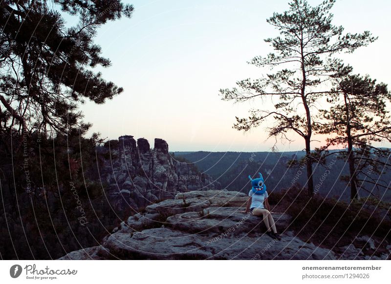 Chillin On Earth Kunst Kunstwerk Zufriedenheit Erholung sitzen Sächsische Schweiz Felsen Natur Baum außerirdisch Außerirdischer Monster süß blau Dämmerung Maske