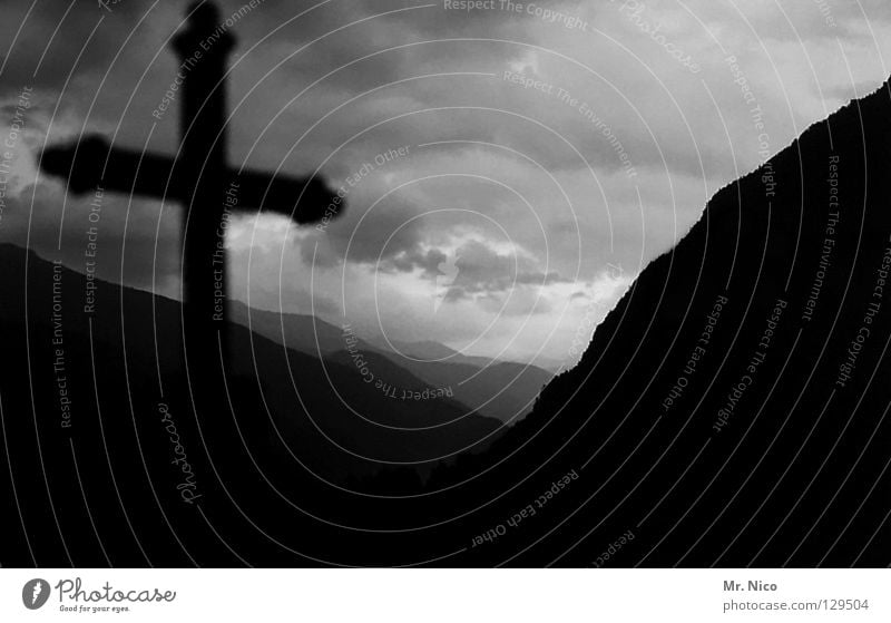 R.I.P. Gruft beerdigen Kruzifix Friedhof Denkmal Grab Grabstein Grabmal Hügel Wolken schlechtes Wetter dunkel dramatisch Symbole & Metaphern Stimmung mystisch