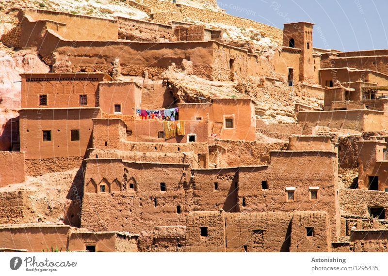 die Lehmbauten von Aït-Ben-Haddou Umwelt Himmel Horizont Wüste Ait Benhaddou Marokko Afrika Stadt bevölkert Haus Hütte Turm Bauwerk Gebäude Mauer Wand Fassade