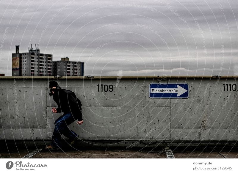 Welcome BLACKHEAD Mann Kerl schwarz dunkel Einbahnstraße Parkdeck parken Parkhaus Hochhaus dreckig Ziffern & Zahlen Jacke kalt Winter Wolken brechen Dieb black