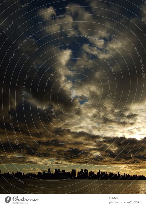 Himmel über Vancouver Stimmung Sonnenuntergang Hochhaus See Meer Stadt Canada Place Wasser dramatisch Wolkenstimmung bedrohlich Skyline gold Wolkenbild