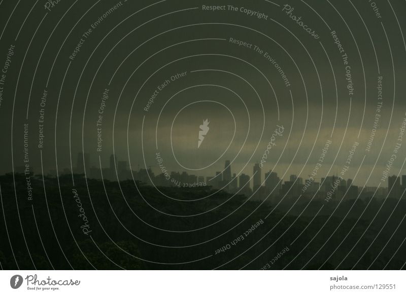 grau in grau... Himmel Wolken Horizont schlechtes Wetter Unwetter Regen Baum Singapore Asien Südostasien Stadt Hochhaus dunkel nass Monsun Bankenviertel