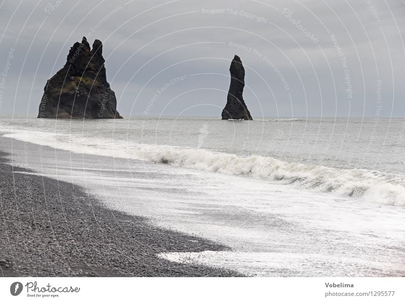 Reynisdranger Tourismus Ferne Meer Insel Wellen Natur Landschaft Urelemente Erde Luft Wasser Wolken Wetter schlechtes Wetter Felsen Küste Strand braun grau weiß