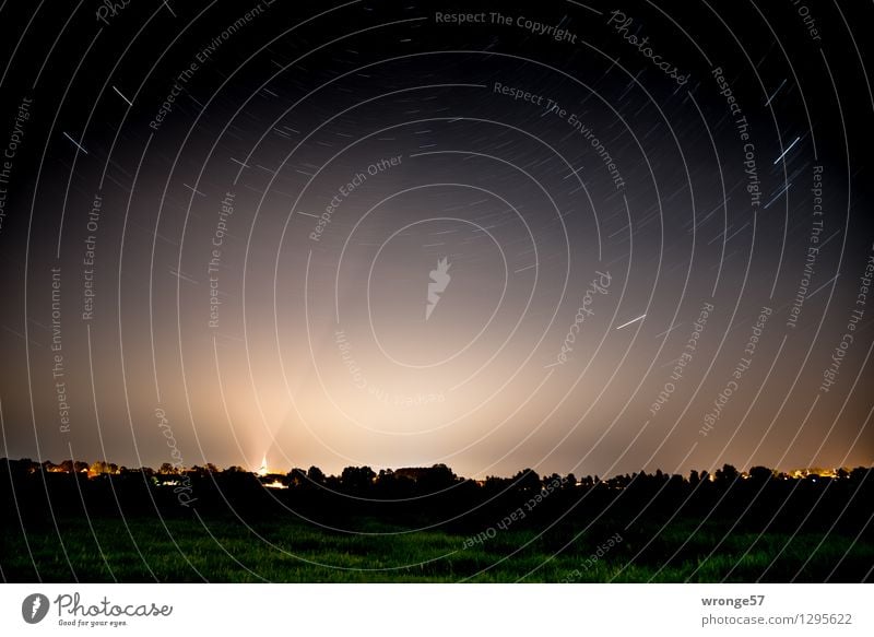 kümmerlich | wir Menschen Landschaft Himmel Nachthimmel Stern Horizont Sommer Schönes Wetter Wiese Schwaan grau schwarz weiß Kirchturm Lichtstrahl