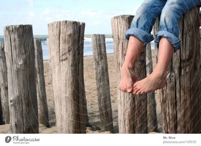 hängen lassen baumeln Strand Ferien & Urlaub & Reisen Sandstrand Wolken Sommer Meer See Niederlande Zeeland Erholung berühren Zehen Holz Grenze Leitfaden