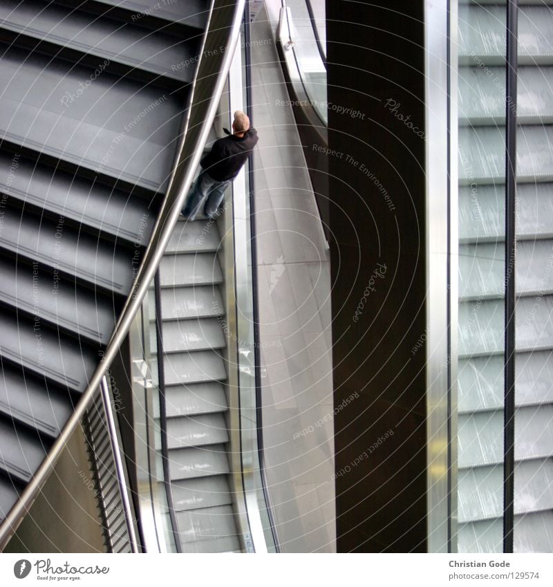 Concrete Jungle Teil 2 Rolltreppe gehen bequem Fußtritt Wendeltreppe Mann maskulin grau braun weiß schwarz festhalten kalt Eisen Entscheidung Einkaufspassage