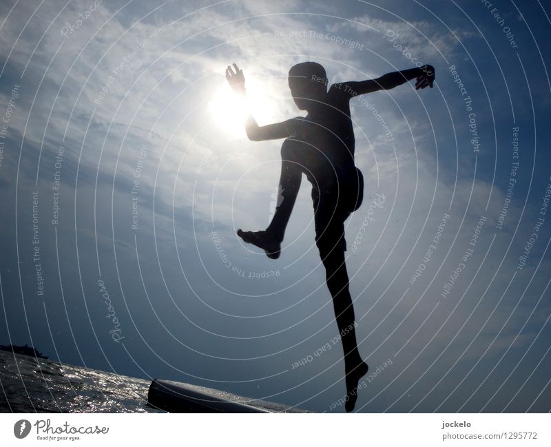 Flieger Mensch maskulin Kind Körper 1 8-13 Jahre Kindheit Umwelt Natur Wasser Sonne Sonnenlicht Sommer Wärme Wellen Bucht Riff alt springen sportlich hell