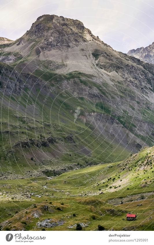 Kleines Haus – hoher Berg Ferien & Urlaub & Reisen Tourismus Ausflug Abenteuer Ferne Freiheit Berge u. Gebirge wandern Umwelt Natur Landschaft Pflanze Sommer