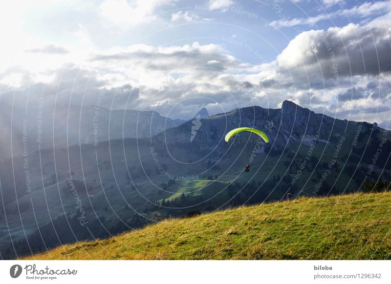 Gleitschirm startet bei traumhafter Abendstimmung Gleitschirmfliegen Segelfliegen Schweben Freizeit & Hobby Ferien & Urlaub & Reisen Freiheit Berge u. Gebirge