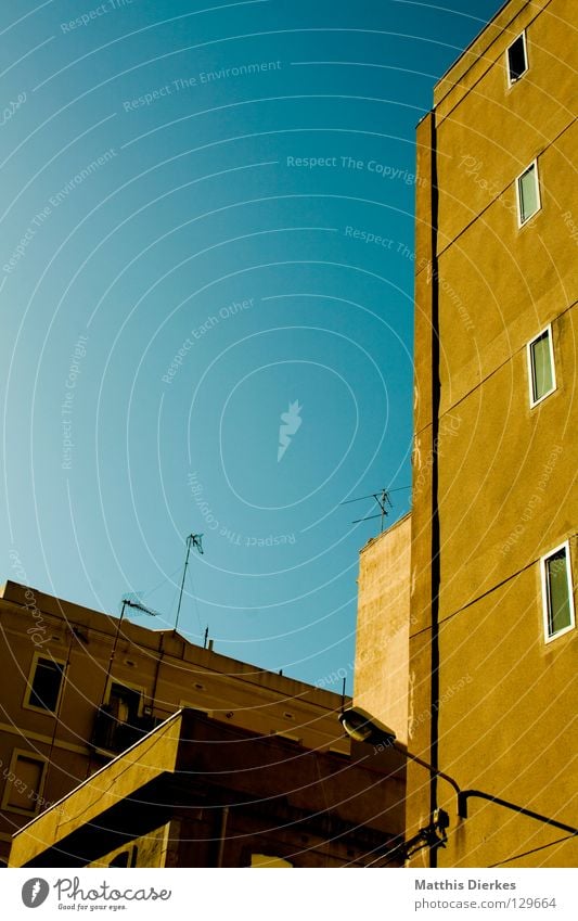 Barceloneta Barcelona Spanien verfallen Hinterhof Fenster Fensterfront Fassade Antenne Fernsehen Fernseher Plattenbau Ecke Gasse Seitenstraße gelb grün Mittag