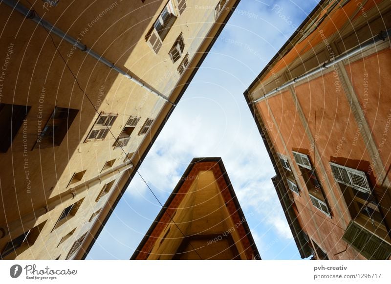 drei Haeuser Ausflug Häusliches Leben Wohnung Haus Kabel Himmel Wolken Altstadt Gebäude Architektur Fassade Fenster Straße Stein Holz außergewöhnlich