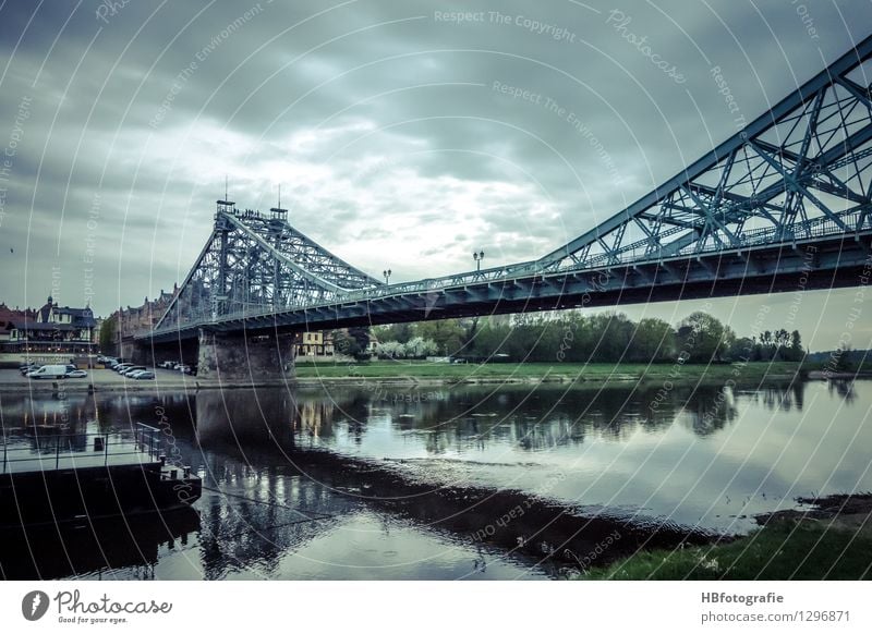 Das blaue Wunder Dresden Stadt Altstadt Brücke Bauwerk Architektur Sehenswürdigkeit Wahrzeichen Denkmal Verkehr Autofahren Fußgänger Schifffahrt