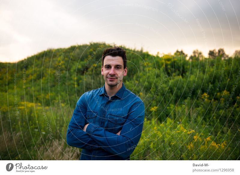 neulich abend Mensch maskulin Junger Mann Jugendliche Erwachsene Leben 1 18-30 Jahre Hemd beobachten Blick Freundlichkeit Fröhlichkeit Glück positiv schön blau